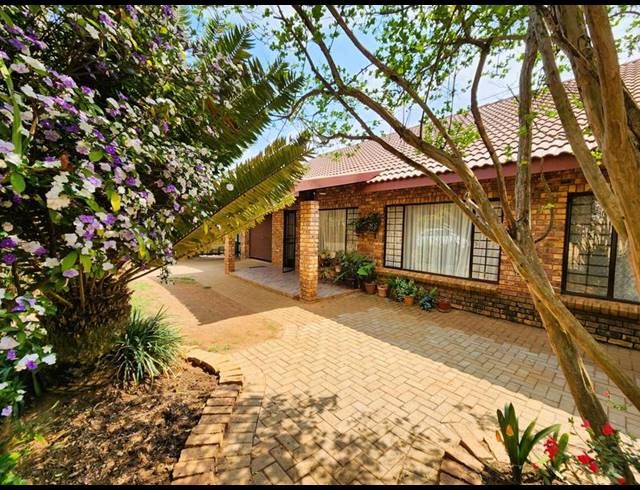 3 BEDROOM HOUSE FOR SALE IN LYDENBURG